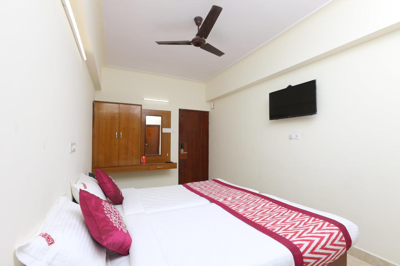 Oyo 11433 Kishore Inn Madras Buitenkant foto