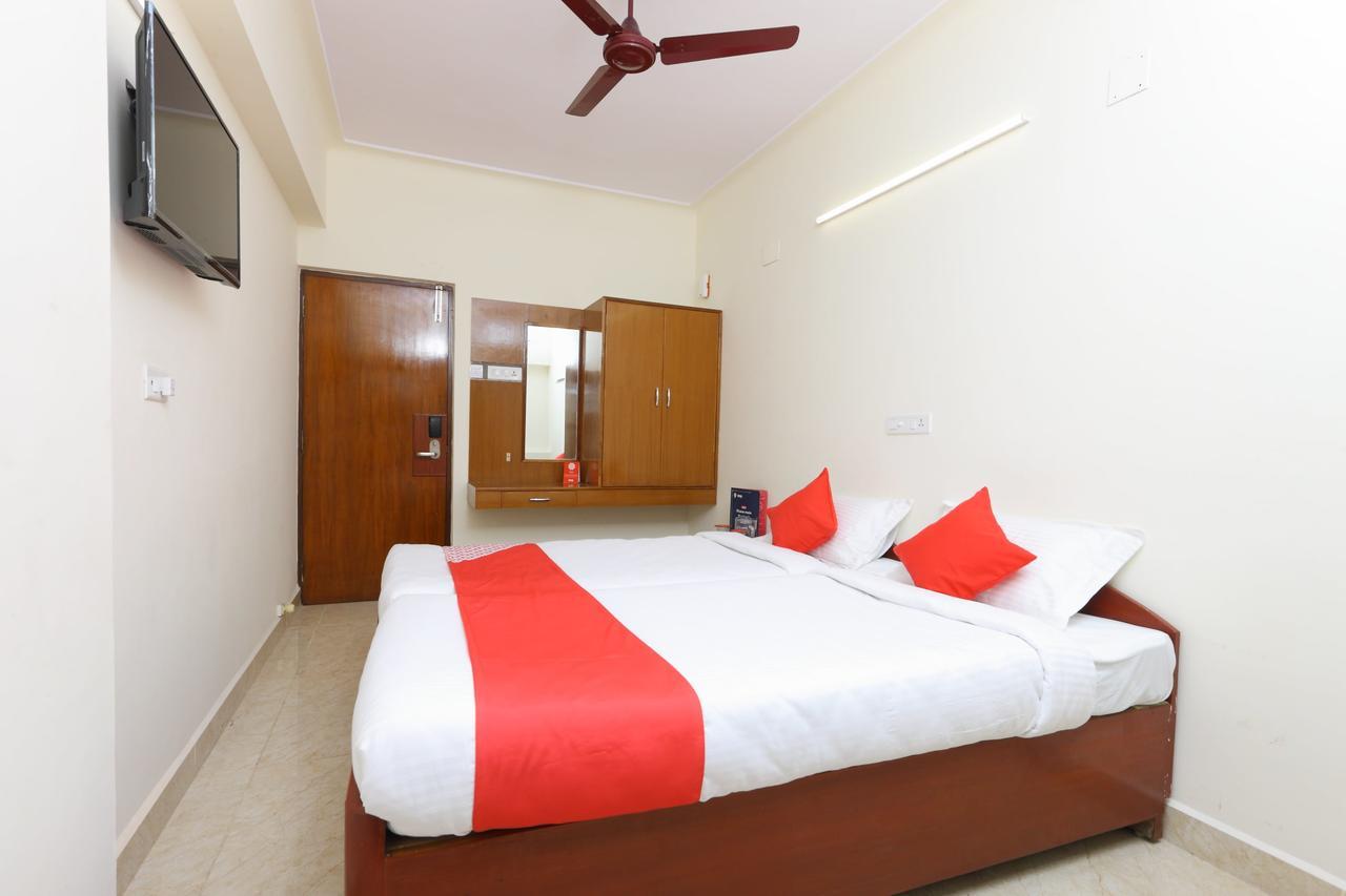 Oyo 11433 Kishore Inn Madras Buitenkant foto