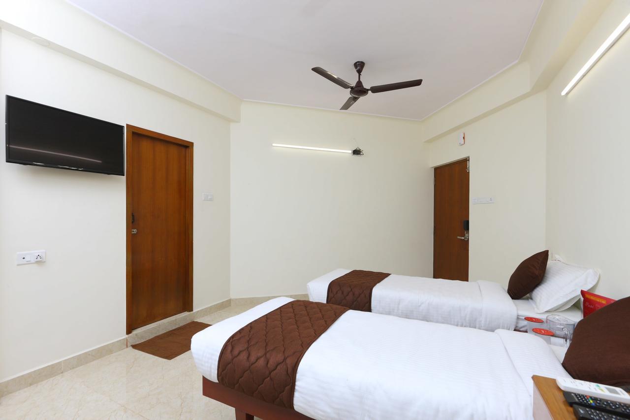 Oyo 11433 Kishore Inn Madras Buitenkant foto